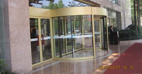 乐山豪华旋转门与圣达自动门 现代建筑入口的优选