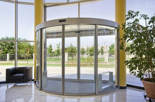 弧形自动门选择不当的烦恼与豪华旋转门的优势